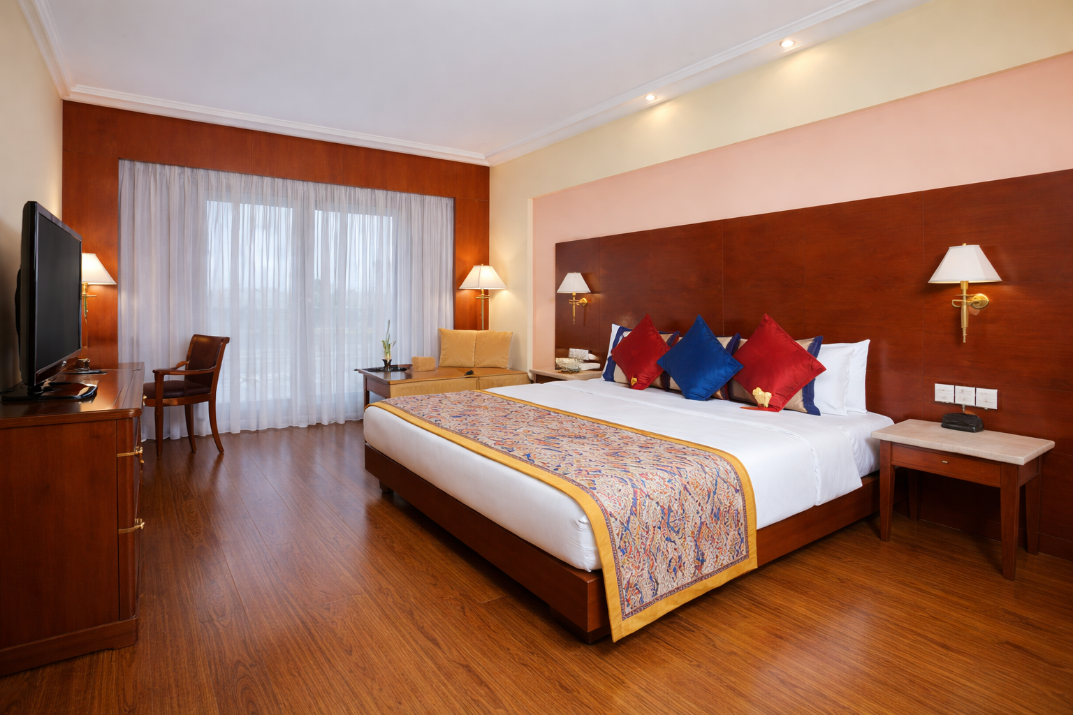 Deluxe hotel room in Mahabaleshwar with valley view