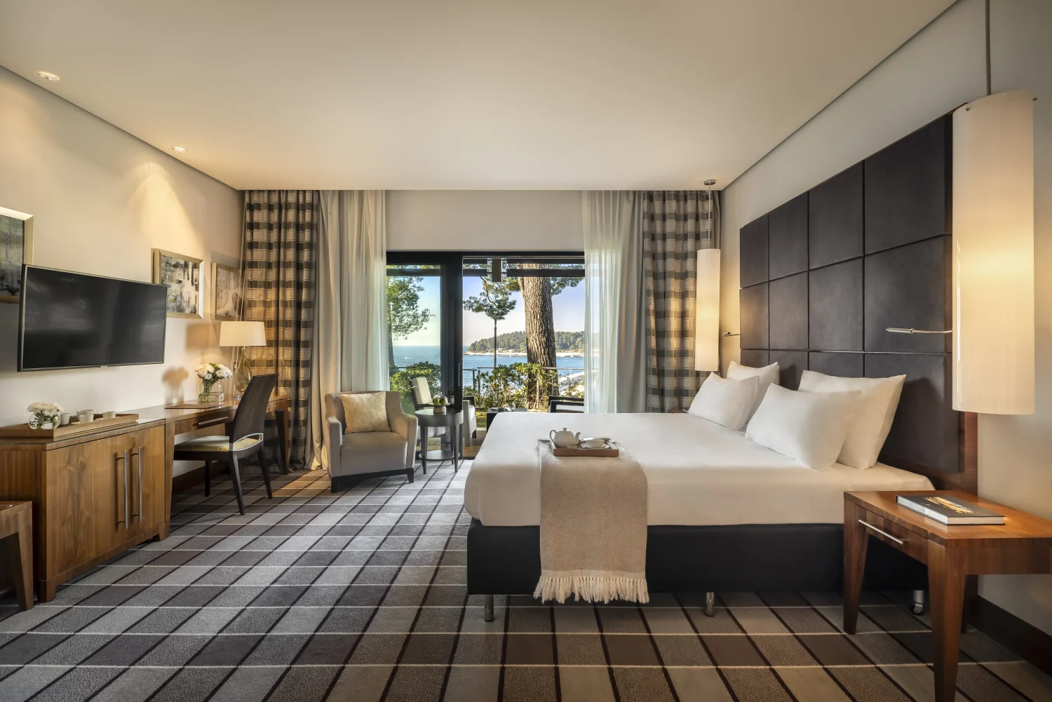 Luxury hotel room in Mahabaleshwar with balconys