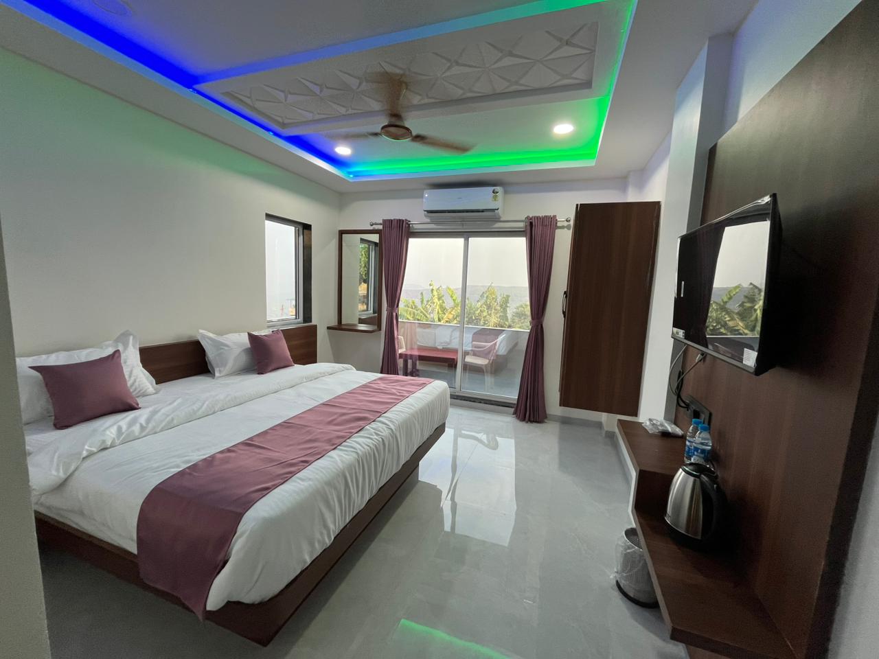 Luxury hotel room in Mahabaleshwar with balcony 