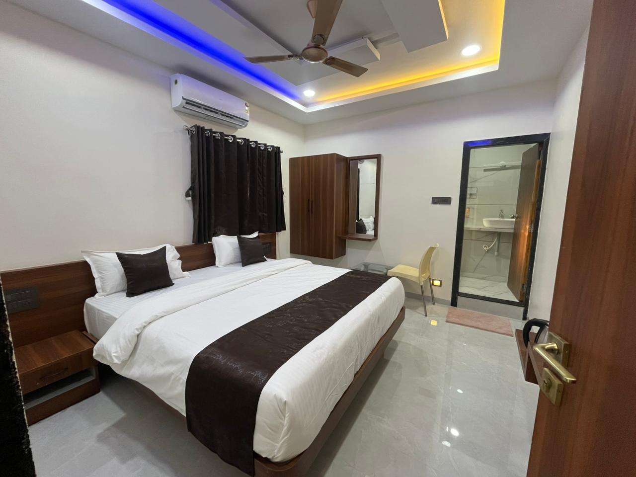 Standard hotel room in Mahabaleshwar for budget stay