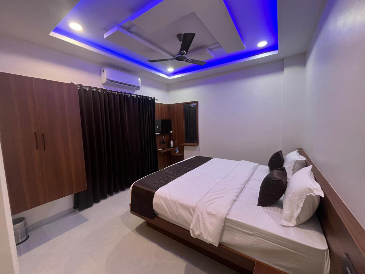 Deluxe hotel room in Mahabaleshwar with valley view