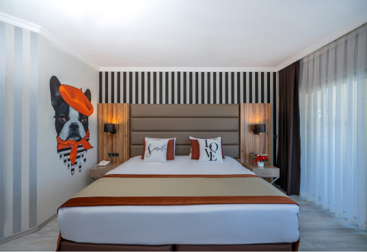 Standard hotel room in Mahabaleshwar for budget stay